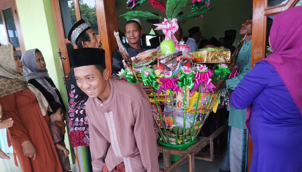 Warga Bawean saat membawa hadiah (angkaan) peringatan maulid nabi (Foto: Jib for jatimnow.com)