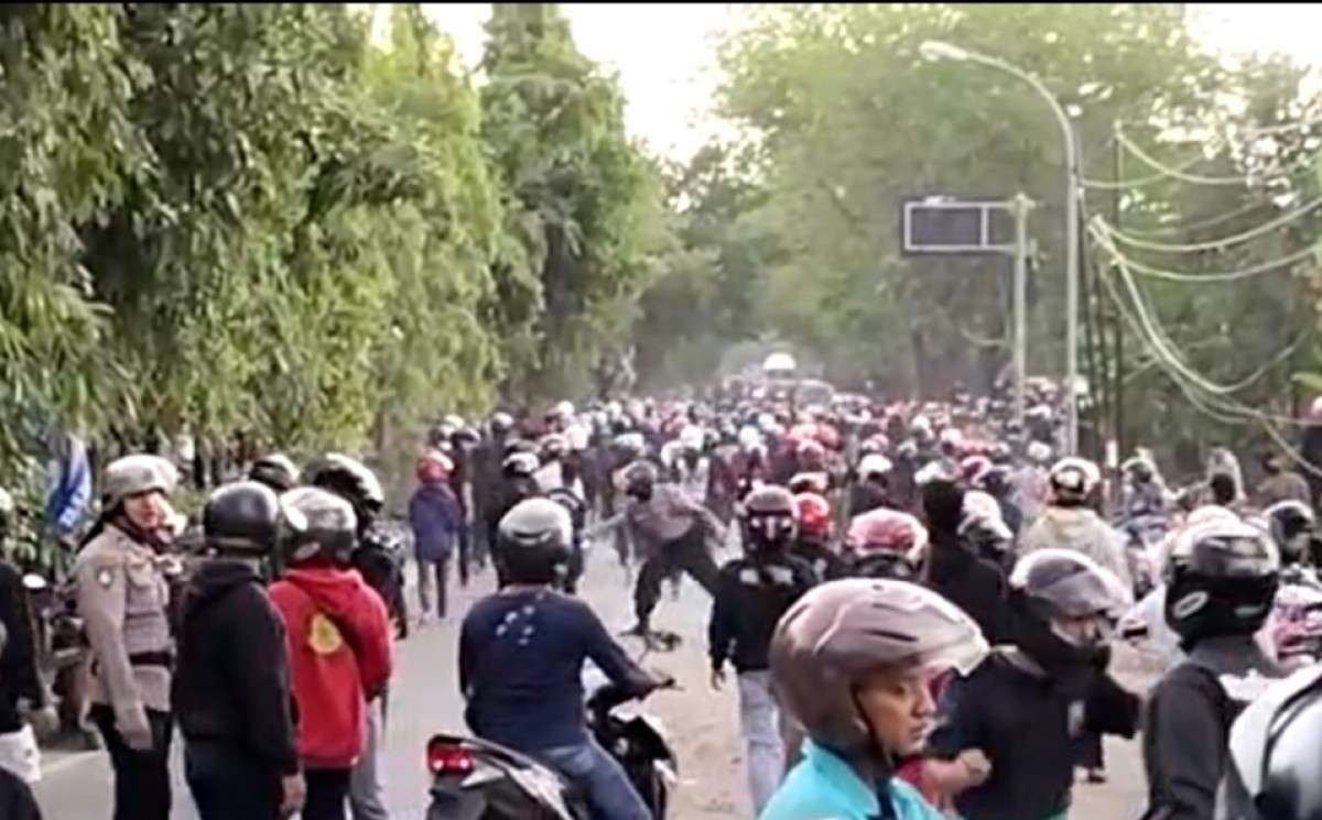 Bentrok antar perguruan silat di Lamongan. (Foto-foto: tangkapan layar video warga/jatimnow.com)