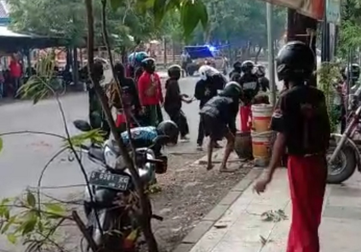 Polisi Berdalih Bentrok Massa Pesilat di Lamongan Dipicu Lemparan Misterius