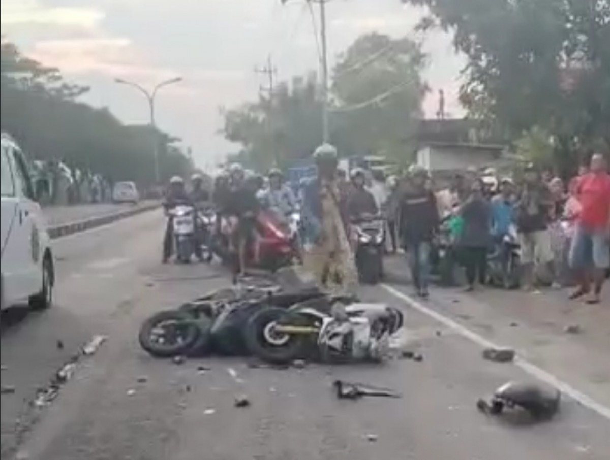 Suasana bentrok massa pesilat di Lamongan. (Foto: Tangkapan layar video amatir)