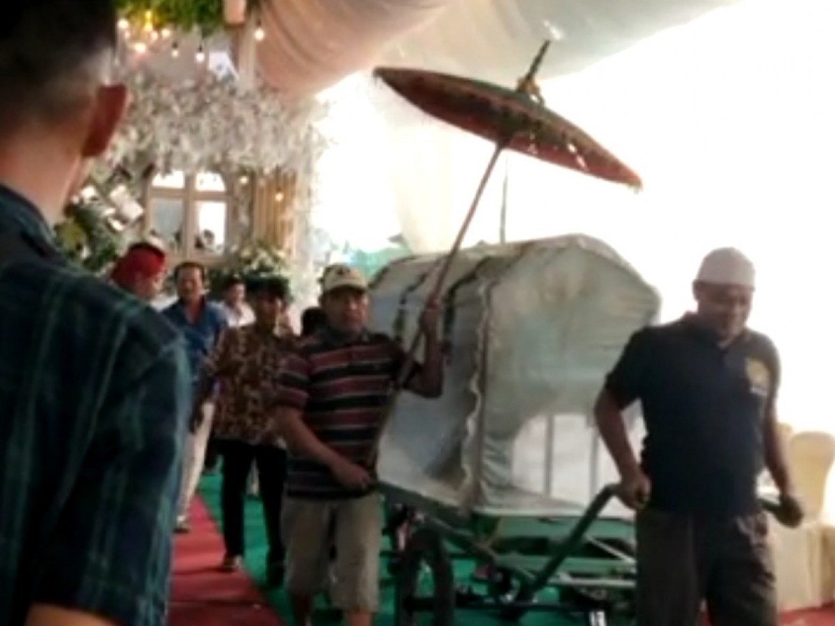 Iring-iringan pengantar jenazah melewati tenda hajatan pernikahan (Foto: Tangkapan layar video viral)