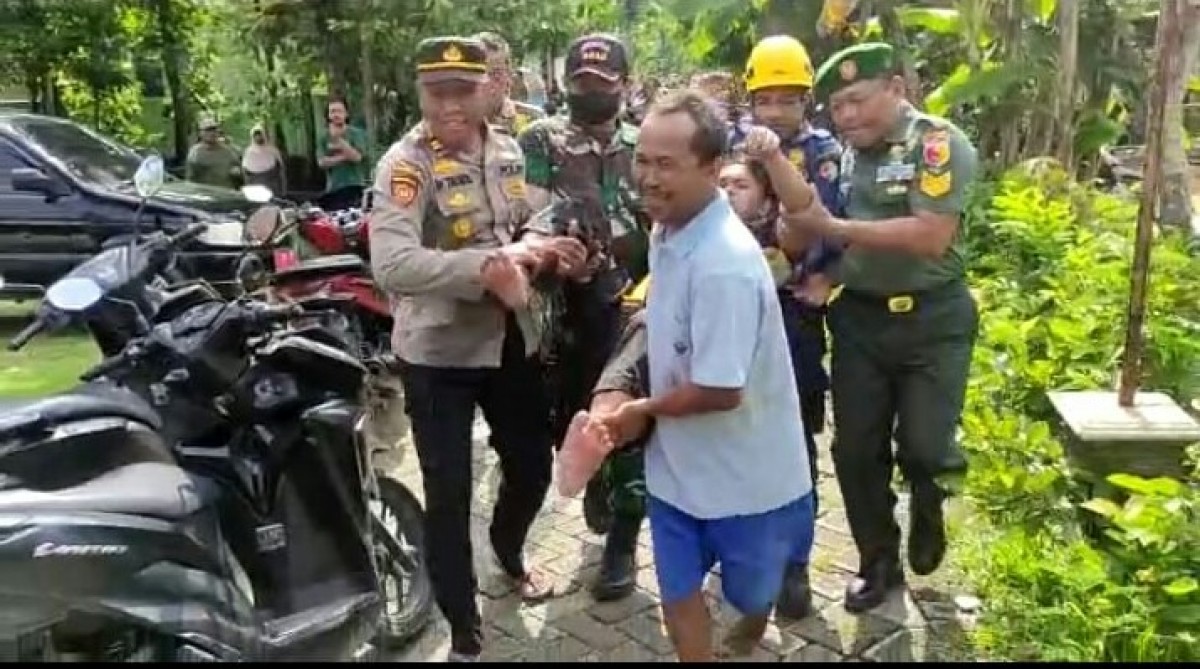 Petugas kepolisian, TNI dan BPBD saat berhasil mengavakuasi korban (Foto: Polsek Tambakrejo/jatimnow.com)