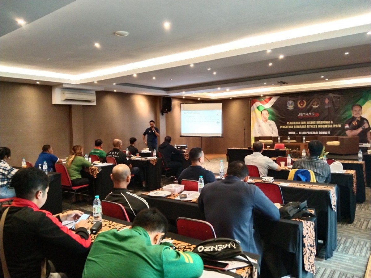 Pemateri memberikan penataran kepada para calon juri. (Galih Rakasiwi/jatimnow.com)