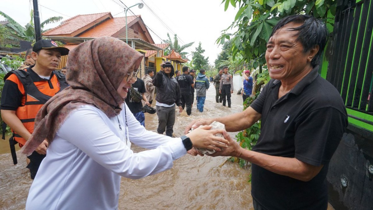 Bupati Ipuk menemui warga terdampak banjir. (Foto: Humas Pemkab Banyuwangi)