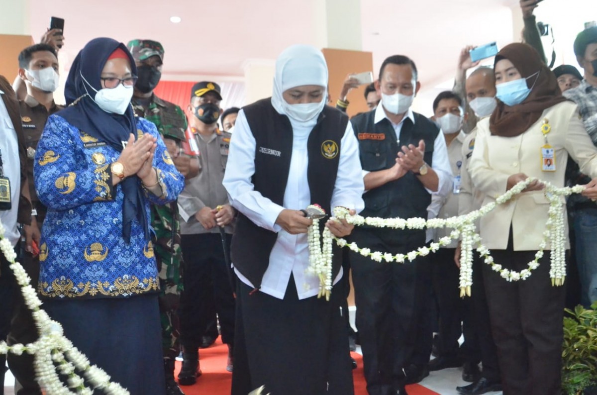 Gubernur Jawa Timur Khofifah Indar Parawansa saat meresmikan Kantor Samsat Kabupaten Gresik (Foto: Humas Pemkab Gresik)
