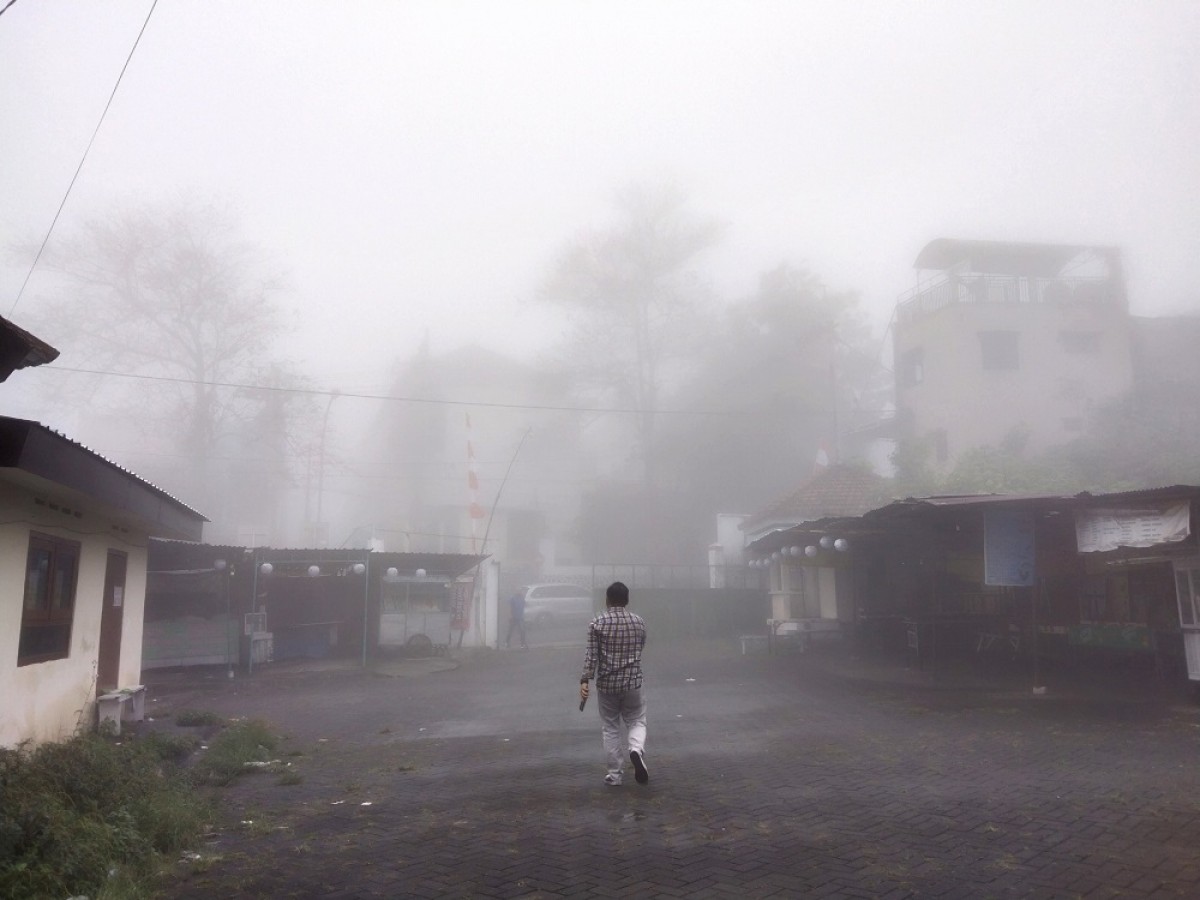 Fenomena kabut tebal selimuti Kota Batu. (Foto: Galih Rakasiwi/jatimnow.com)