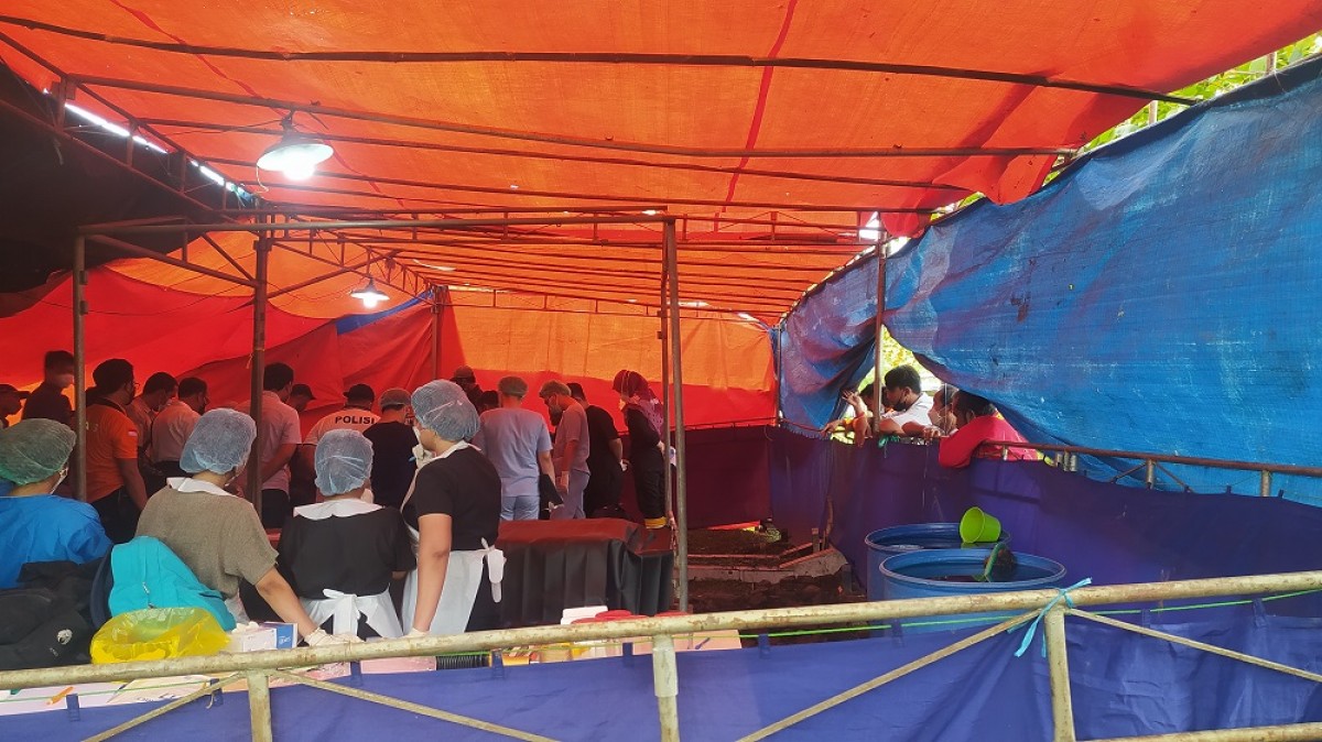 Pembongkaran makam pensiunan guru di Lamongan yang tewas misterius di Ngawi. (Foto : Adyad Ammy Iffansah/jatimnow.com)