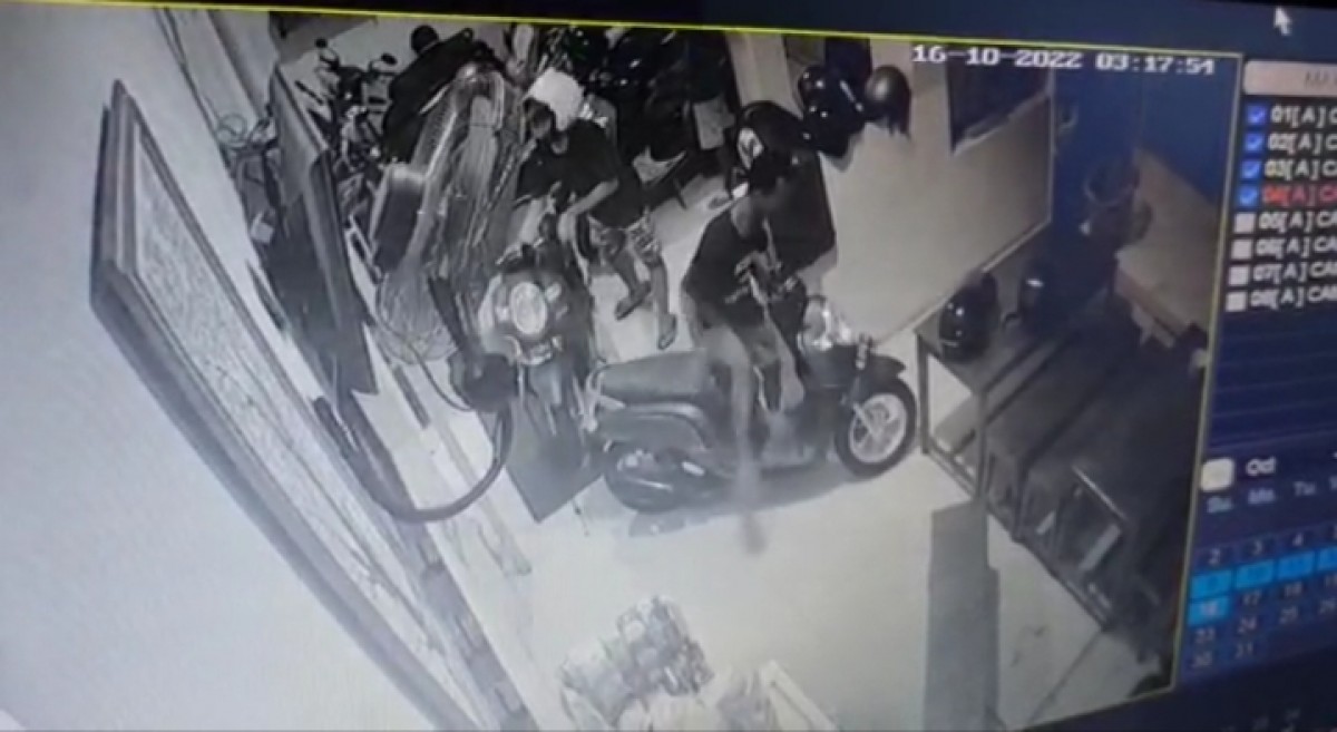 Pencurian motor di Gubeng, Surabaya (Foto: Tangkapan layar video CCTV)