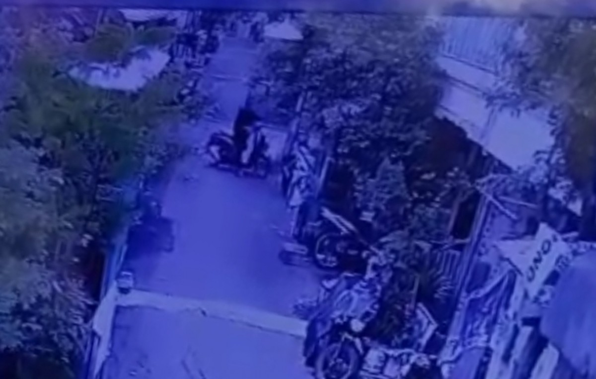 Aksi pencuri motor di Sawahan, Surabaya (Foto: Tangkapan layar video CCTV warga)