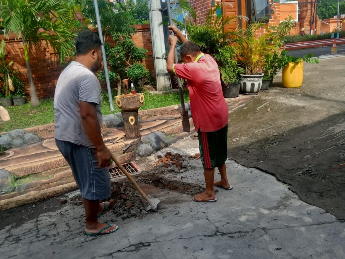 Pekerja saat membuat saluran air (Foto-foto: Disdikbud Kota Mojokerto for jatimnow.com)