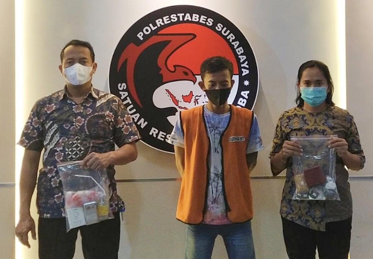Tersangka diamankan polisi. (Foto: Satnarkoba Polrestabes Surabaya)