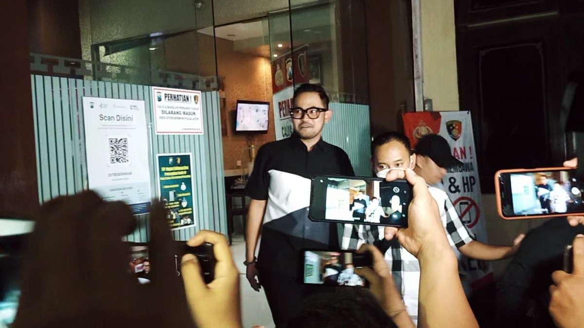 Presiden Arema FC, Gilang Widya Pramana usai diperiksa di Polda Jatim (Foto: Fahrizal Tito/jatimnow.com)