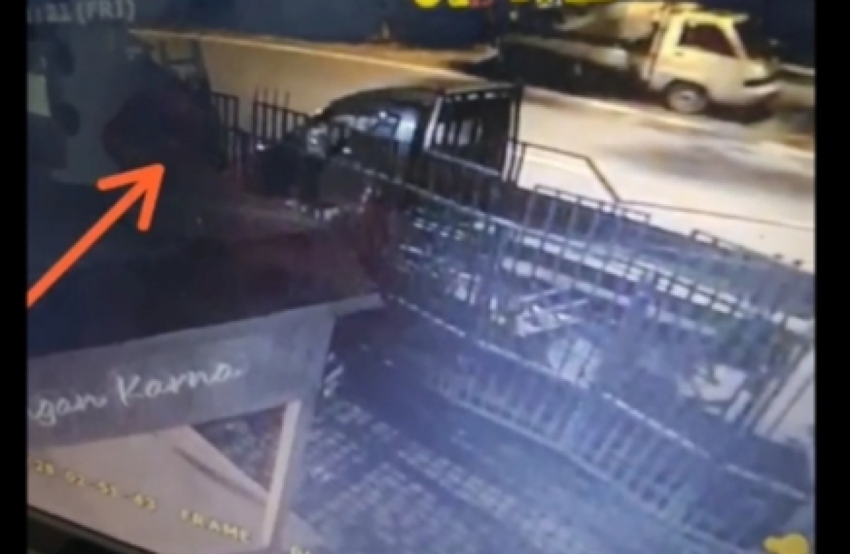 Tangkapan layar aksi pencurian mobil pikap di Jagir Wonokromo Surabaya.