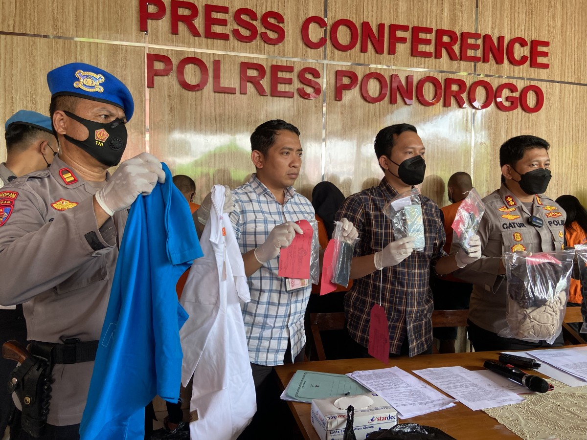 Komplotan pencuri baju dan barang bukti dibeber di Mapolres Ponorogo (Foto: Mita Kusuma/jatimnow.com)