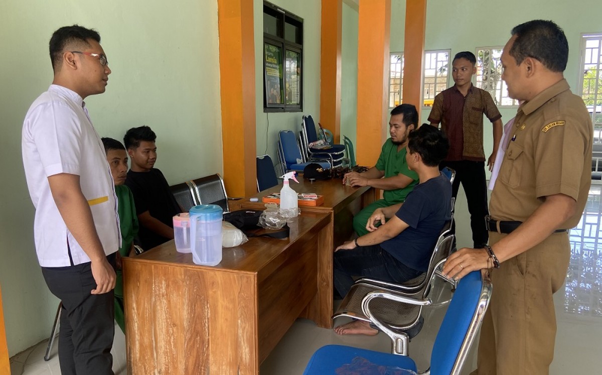 Kades Paringan, Suwendi saat di Pustu Paringan. (Foto: Mita Kusuma/jatimnow.com)