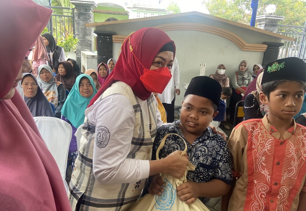 Bupati Bersama Ketua PKK Ponorogo Berbagi Bansos dan Sosialisasi Dana RT