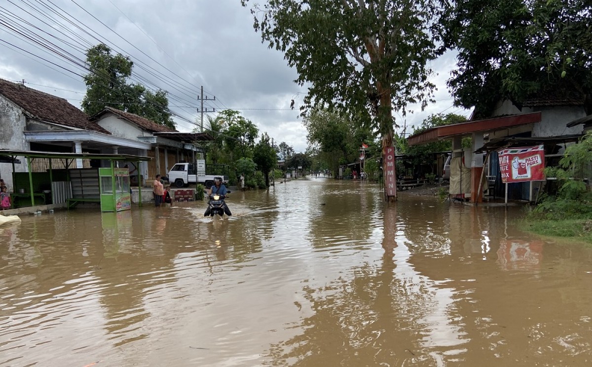 Jalur Ponorogo-Trenggalek ditutup akibat banjir. (Foto: Mita Kusuma/jatimnow.com)