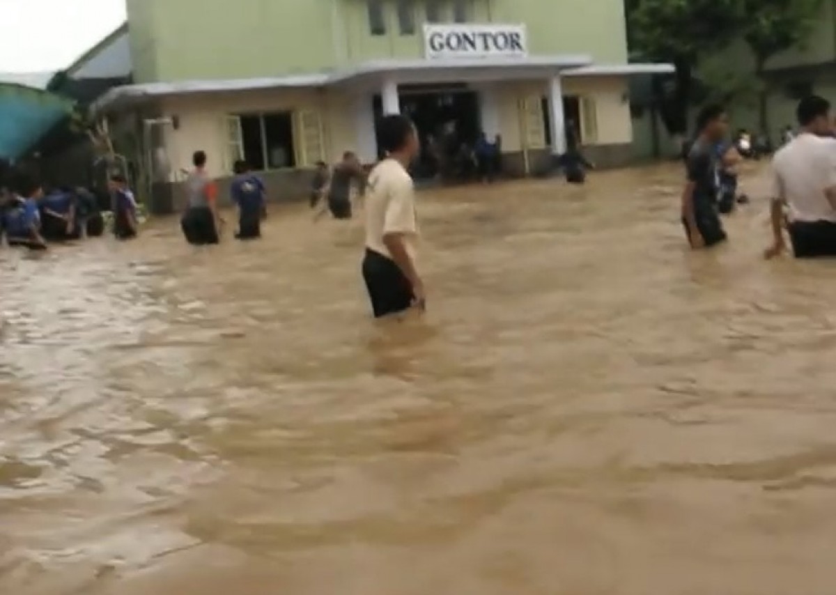 Tangkapan layar video gontor banjir.
