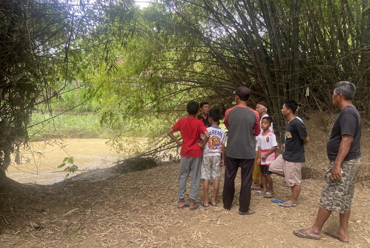 Warga dan petugas masih melakukan pencarian. (Foto: Mita Kusuma/jatimnow.com)