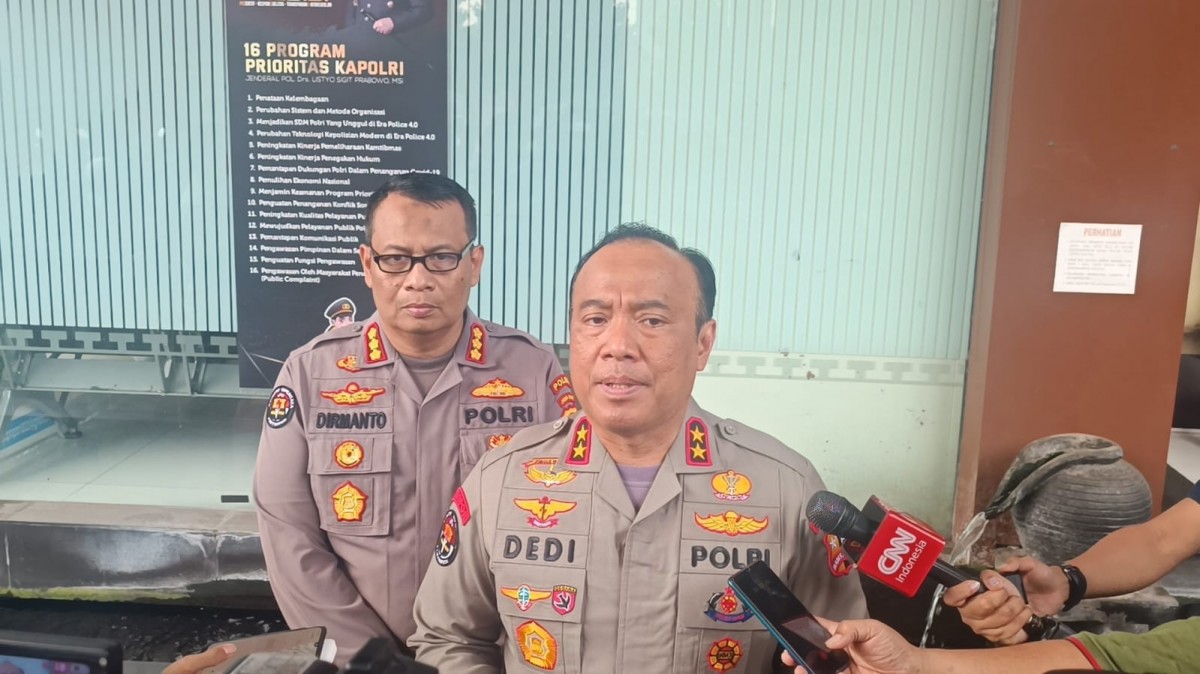 Kadiv Humas Polri, Irjen Pol Dedi Prasetyo saat memberikan keterangan terkait tragedi Kanjuruhan di Polda Jatim. (Foto: Zain Ahmad/jatimnow.com)