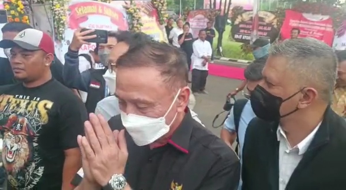 Ketum PSSI Mochamad Iriawan saat mendatangi Polda Jatim untuk jalani pemeriksaan. (Foto: Zain Ahmad/jatimnow.com)