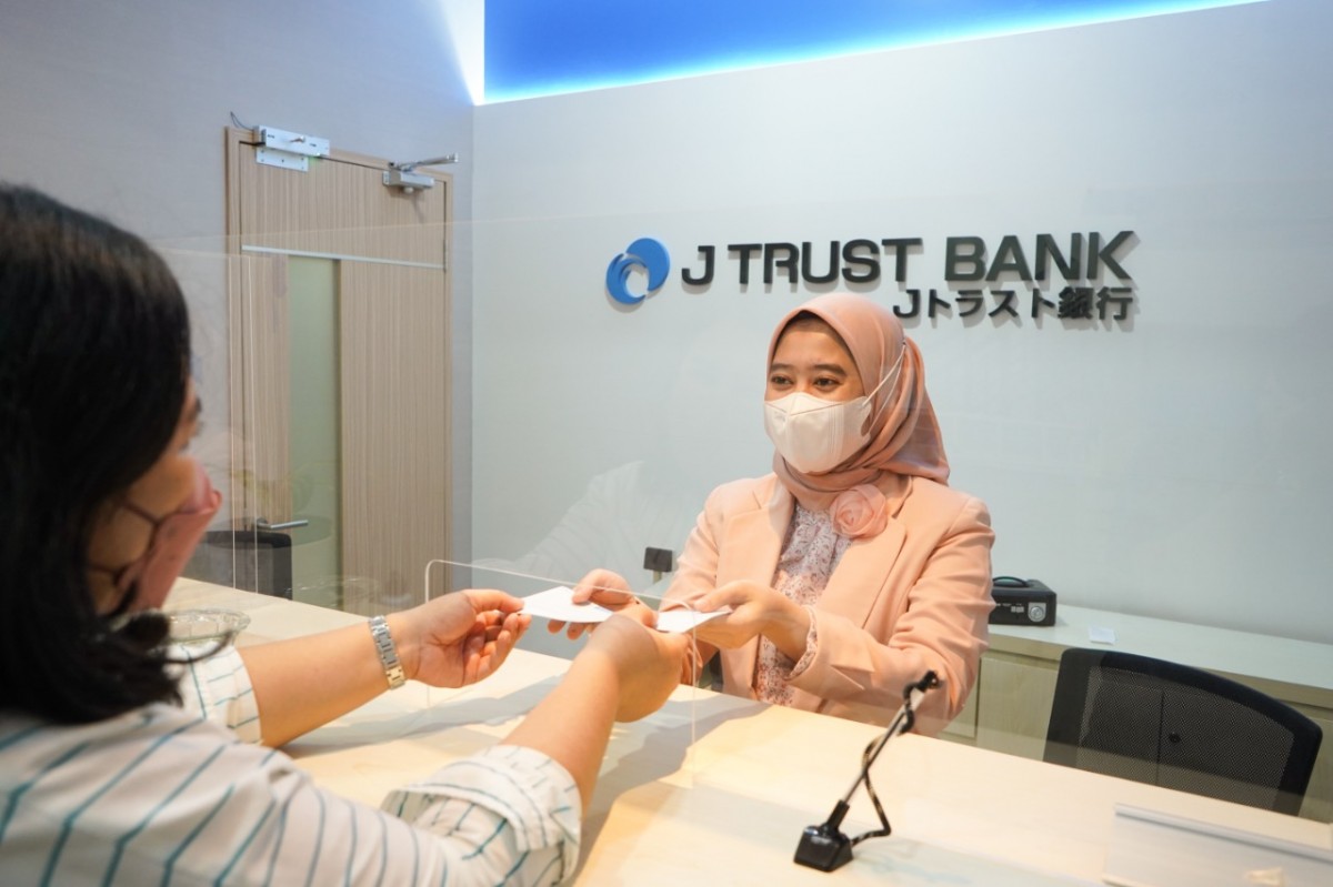 Nasabah saat menyimpan J Trust Bank. (Foto: J Trust Bank for jatimnow.com)