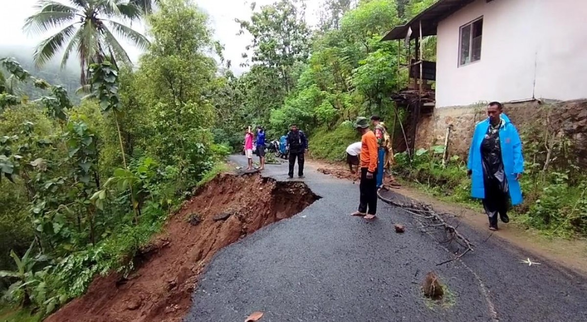 Jalan ambles di Pacitan akibat hujan deras.(Foto: BPBD Pacitan)