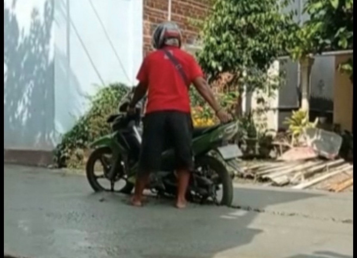 Video Pengendara Terobos Jalan Cor Masih Basah Viral di Media Sosial