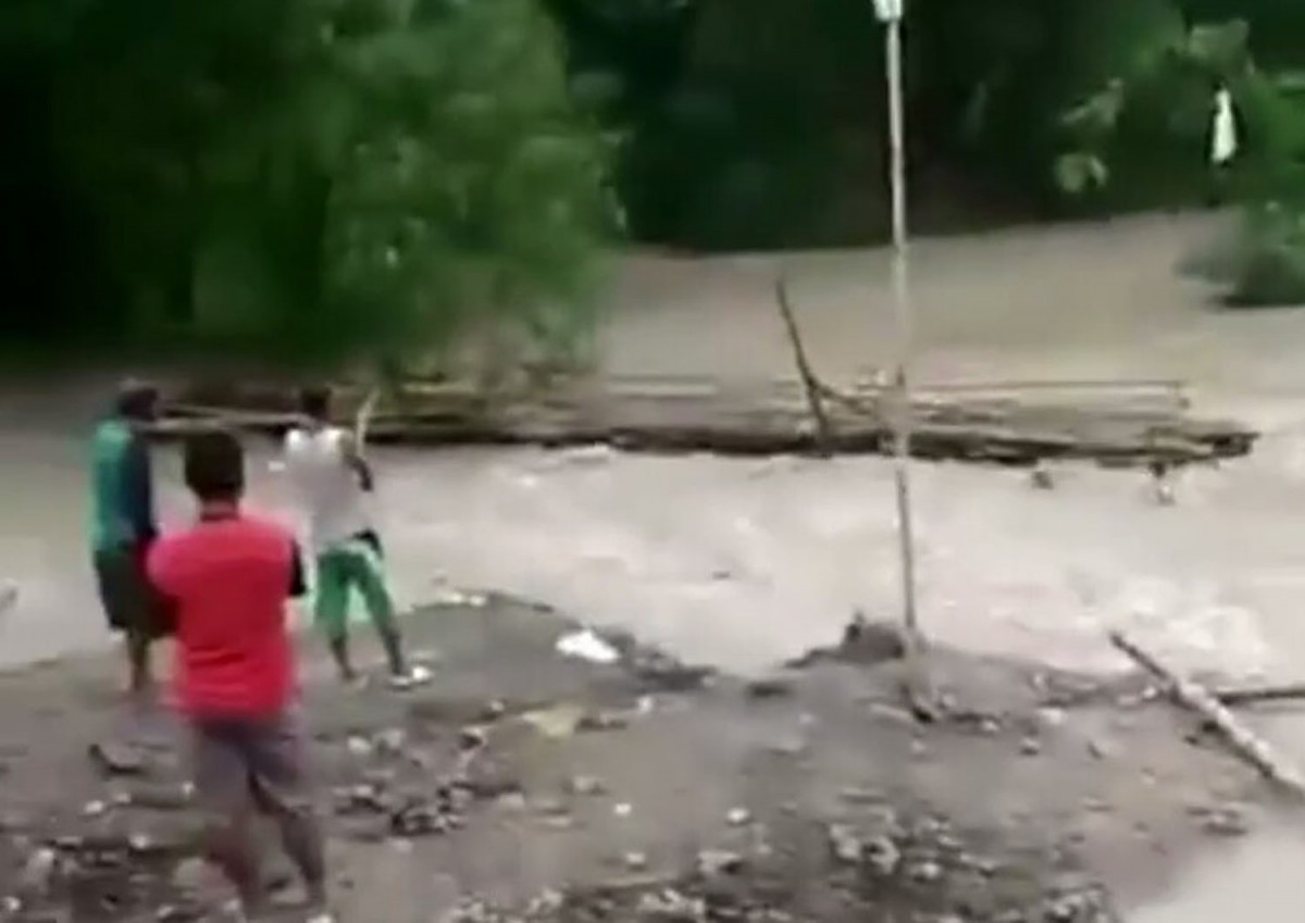 Jembatan darurat yang terbuat dari bambu hanyut saat diterjang banjir (Foto: Tangkapan layar video amatir warga)
