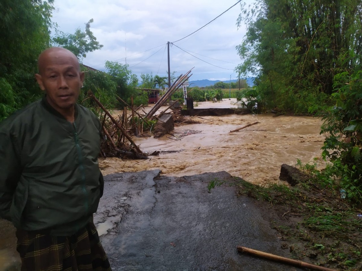 Jembatan di Ponorogo hanyut karena banjir.(Foto: Grup WhatsApp Ponorogo Comunity)