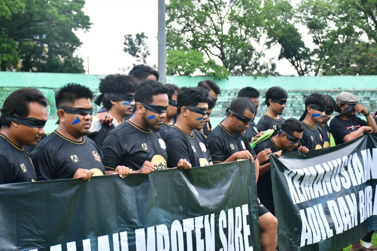 Sejumlah jurnalis di Malang Raya menggelar aksi tutup mata. (foto: Galih Rakasiwi/jatimnow.com)