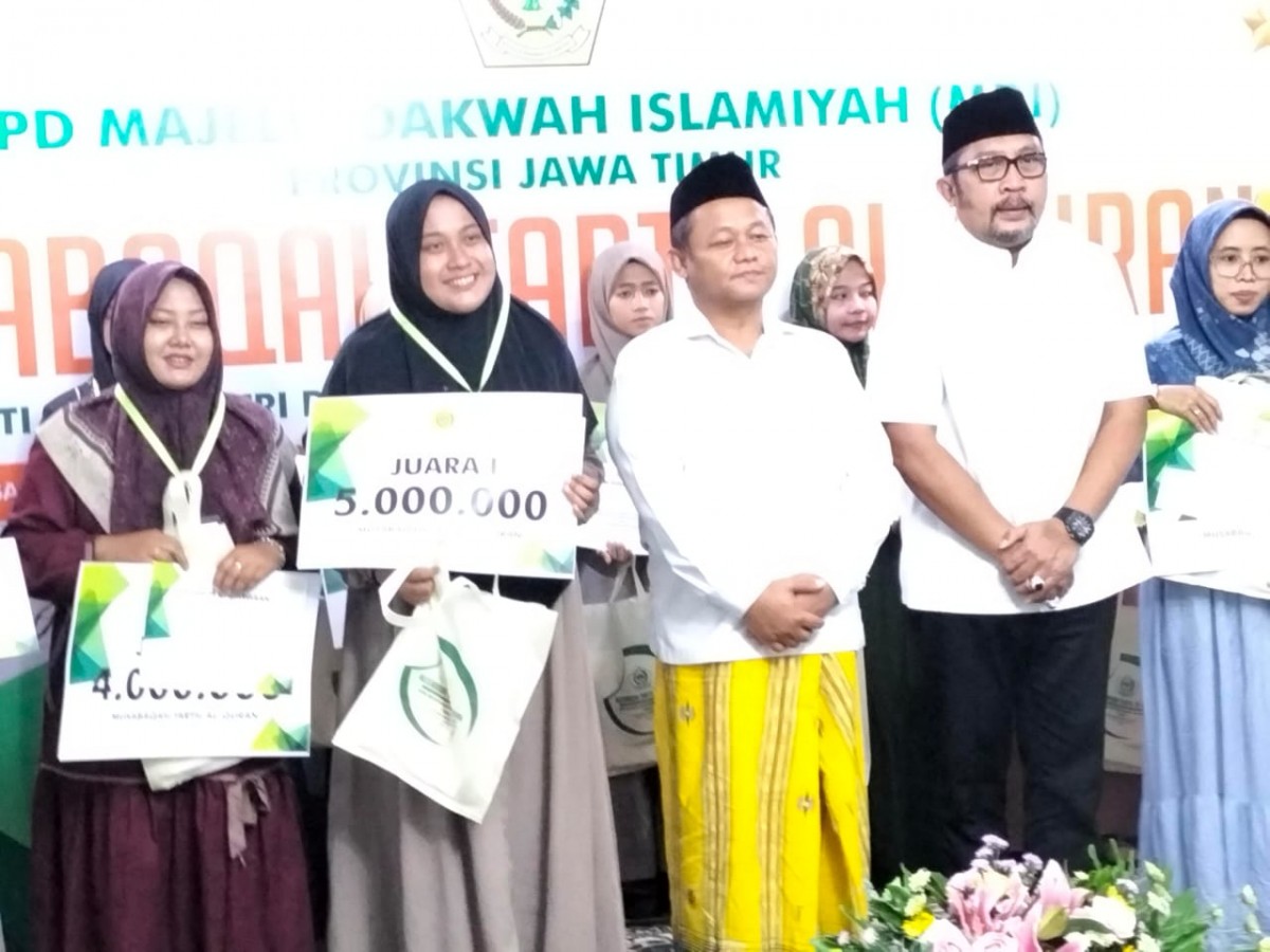 Ketua DPD Golkar Jatim M Sarmuji saat menyerahkan hadiah kepada juara terbaik asal Surabaya.(Foto: Amin for jatimnow.com)