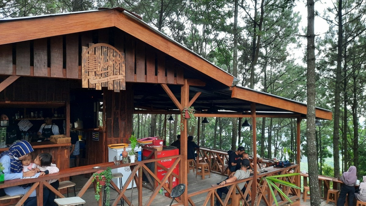 Kafe Alas Pacet.(Foto: Achmad Supriyadi/jatimnow.com)