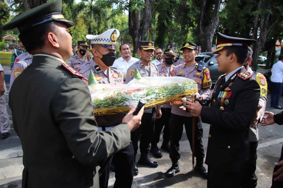 Kapolres Sumenep AKBP Edo Satya Kentriko membawa kue HUT ke-77 TNI untuk Kodim 0827 Sumenep.(Foto: Polres Sumenep)