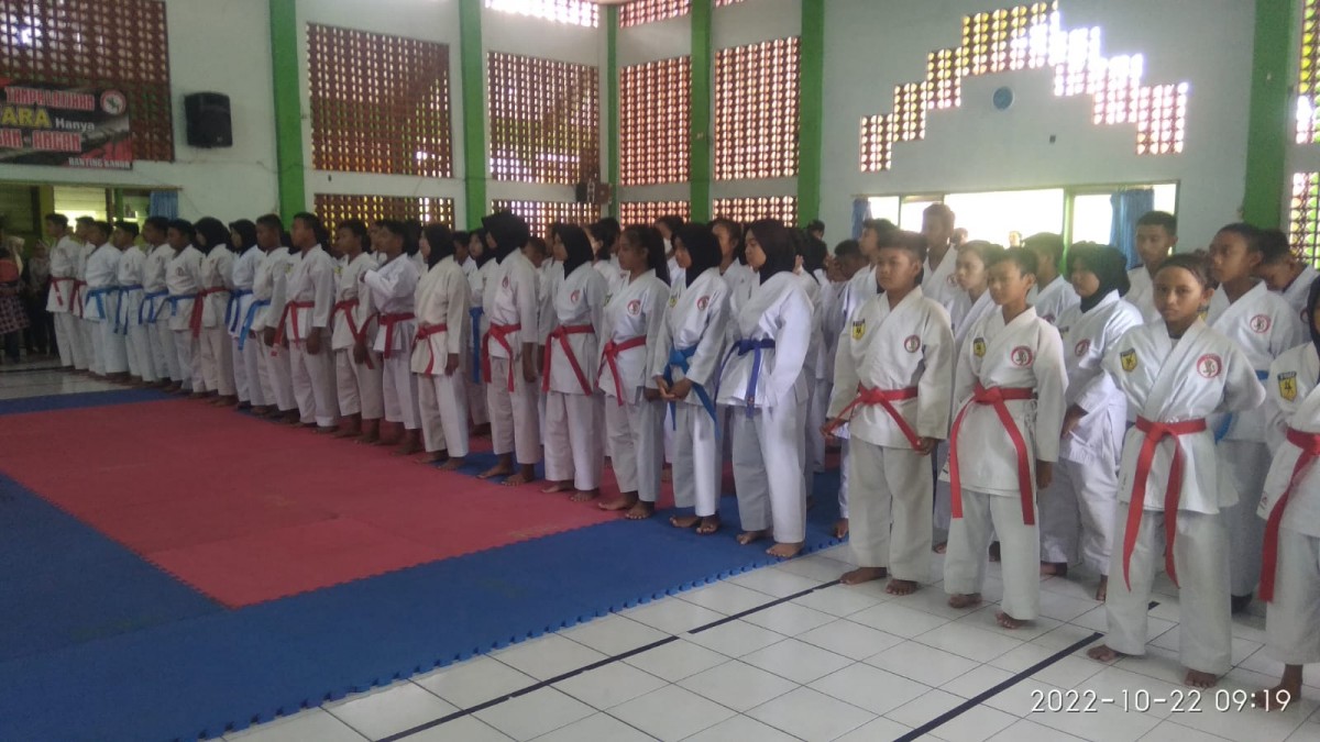 Peserta kejuaraan karate Piala Kepala Kantor Kemenag Bojonegoro.(Foto: Foto: Misbahul Munir)