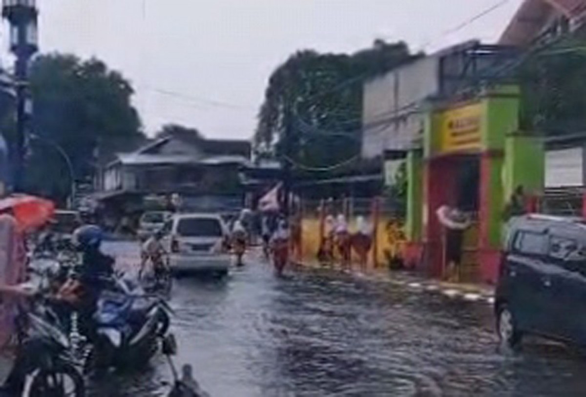 Genangan air di kawasan Wisata Heritage Gresik (Foto: Tangkapan layar video warga)