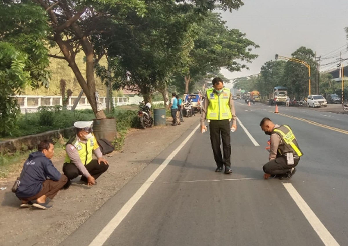 Polisi melakukan olah TKP di lokasi kecelakaan (Foto: Unit Laka Polres Pasuruan)