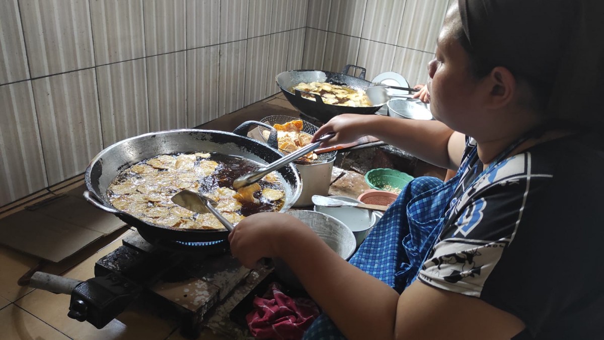 Produsen Keripik Tempe Kelimpungan Akibat Harga Kedelai Meroket