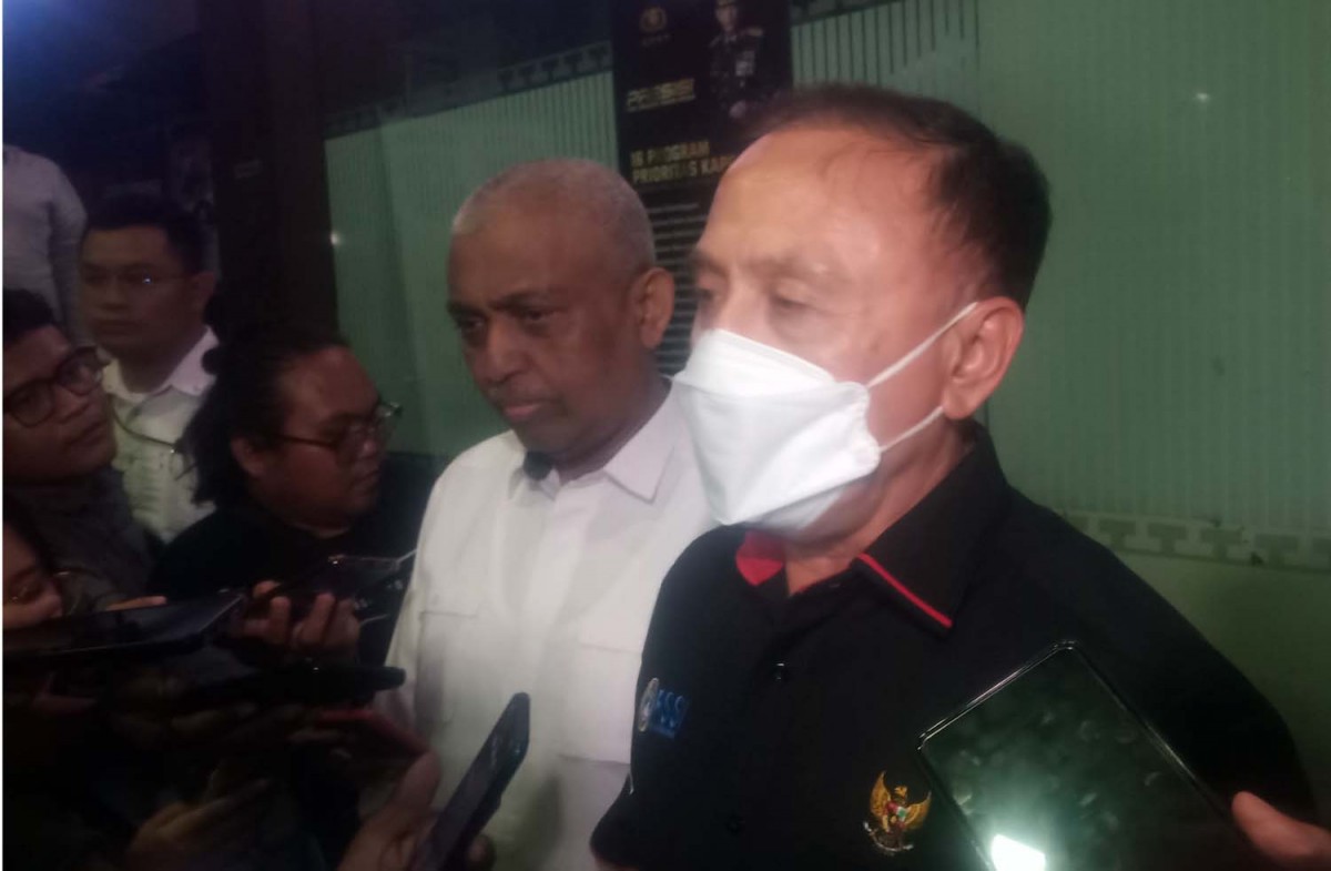 Ketum PSSI Iwan Bule usai diperiksa di Mapolda Jatim (Foto: Zain Ahmad/jatimnow.com)