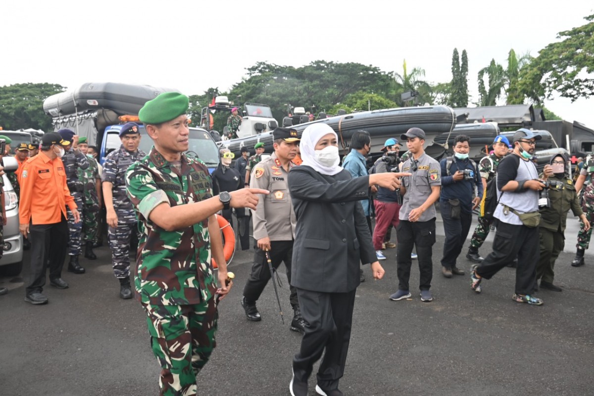 Gubernur Jawa Timur saat memantau kesiapan tanggap bencana di Lapangan Kodam V/Brawijaya. (foto: Zain Ahmad/jatimnow.com)