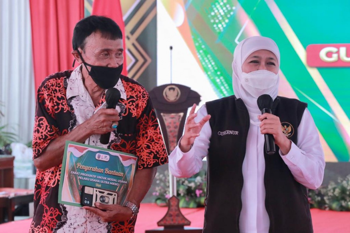 Gubernur Jawa Timur (Jatim) Khofifah Indar Parawansa bersama Suharto.(Foto: Humas Pemprov Jatim)