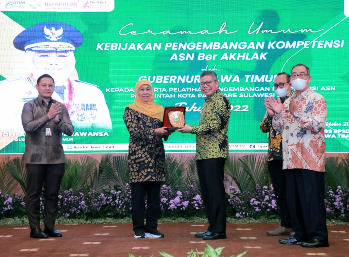 Gubernur Jatim, Khofifah Indar Parawansa saat menerima Wali Kota Parepare, Taufan Pawe. (foto: Humas Pemprov Jatim for jatimnow.com)