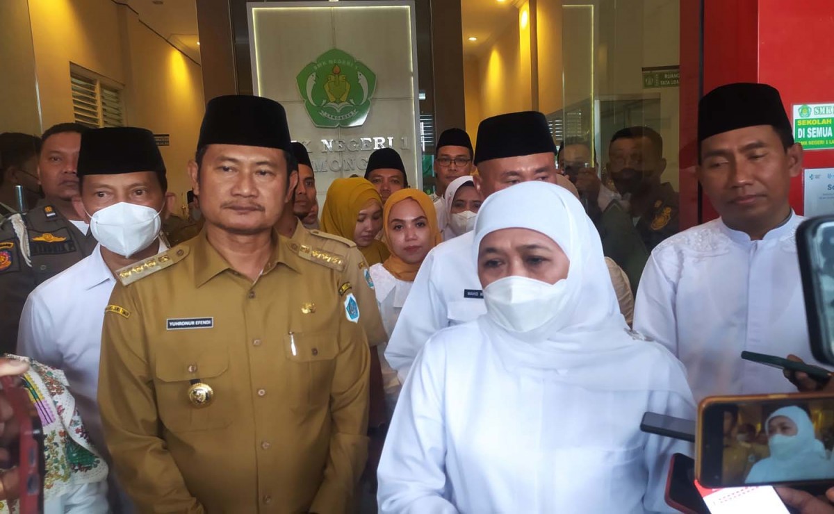 Gubernur Jawa Timur Khofifah Indar Parawansa saat di SMKN 1 Lamongan (Foto: Adyad Ammy Iffansah/jatimnow.com)