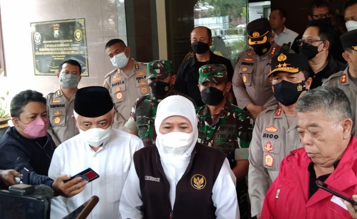 Gubernur Khofifah saat memberikan keterangan di Mapolres Malang. (Foto: Galih Rakasiwi/jatimnow.com)