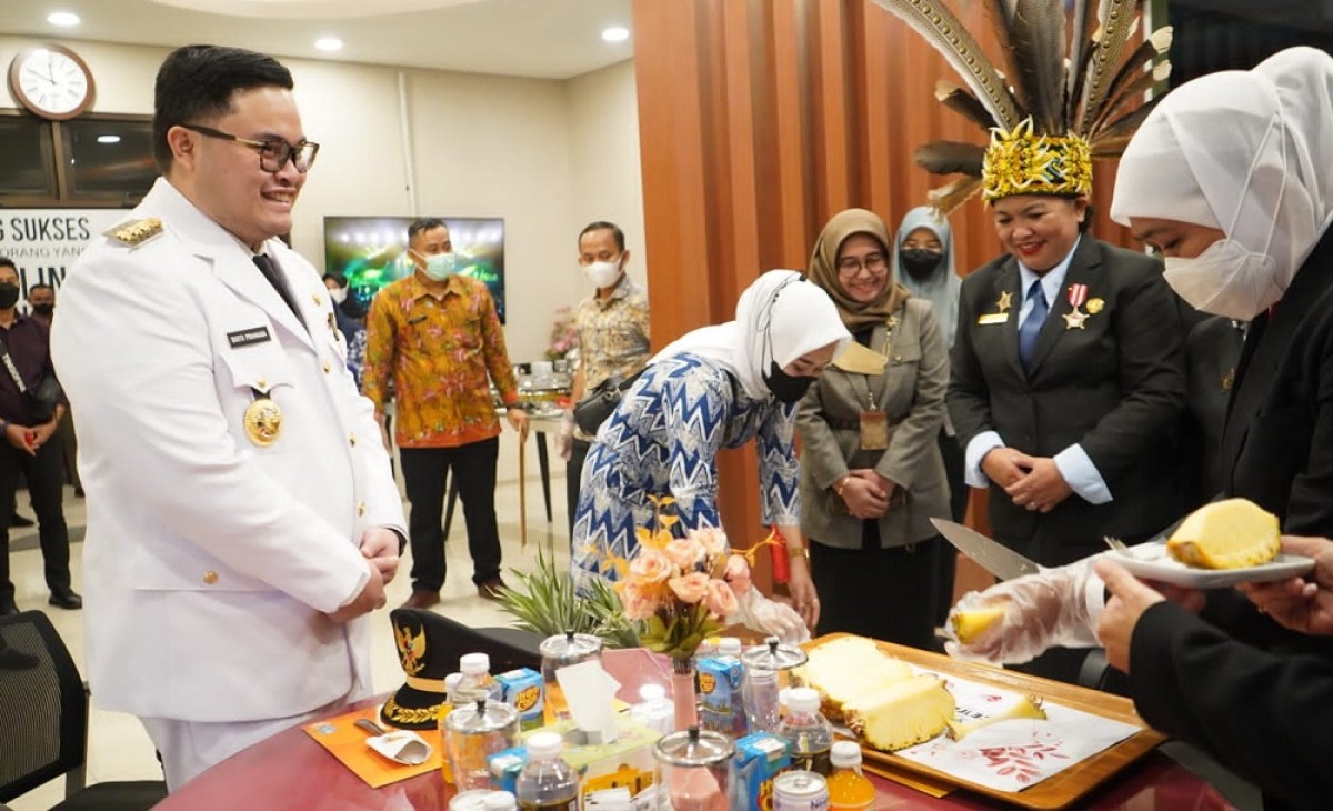 Gubernur Jawa Timur Khofifah Indar Parawansa kembali memamerkan nanas Pasir Kelud (PK-1) di Surabaya. (Foto: Humas Pemkab Kediri/jatimnow.com)