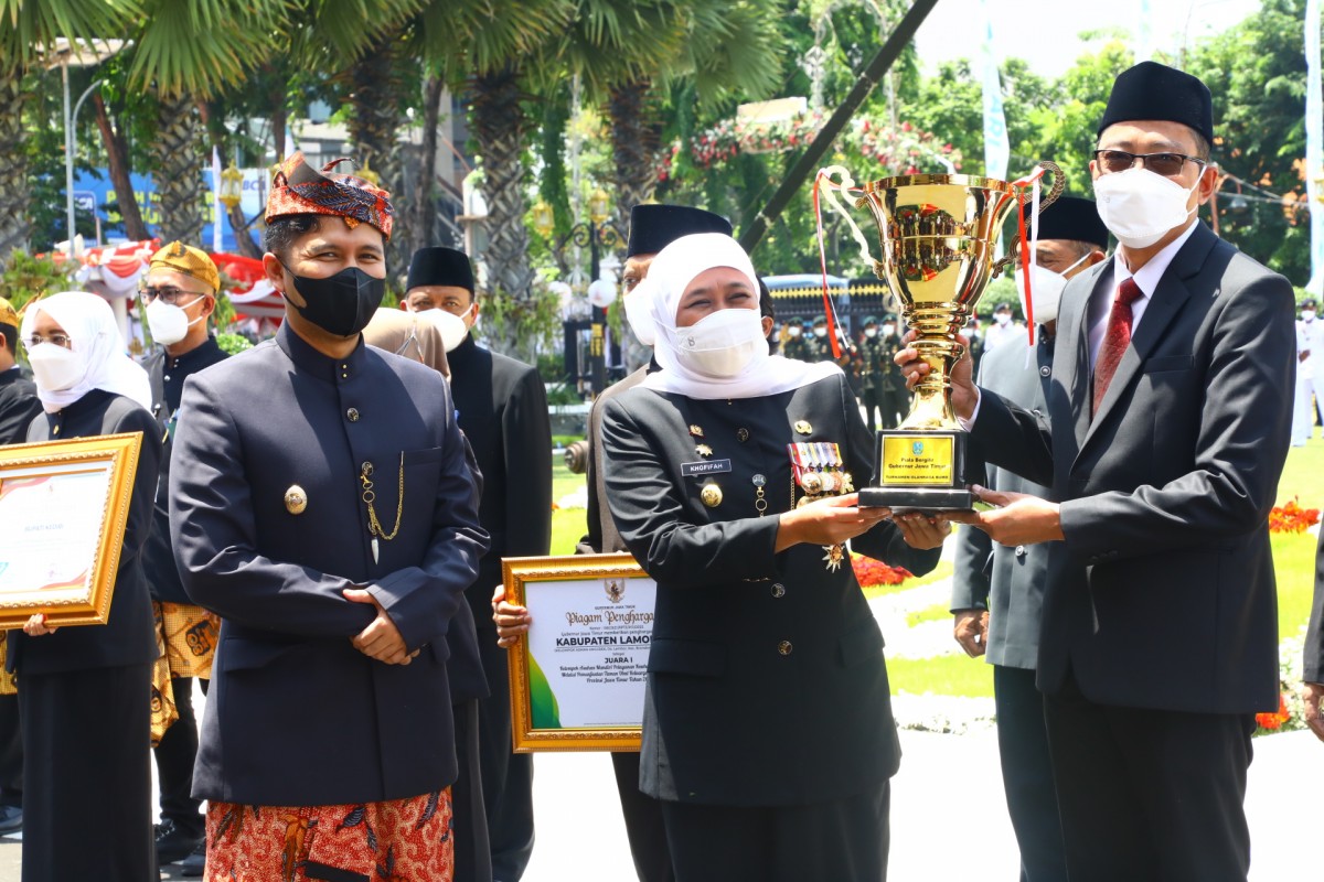 Gubernur Jatim Khofifah Indar Parawansa menyerahkan piala ke Dirut Bank Jatim.(Foto: Bank Jatim)