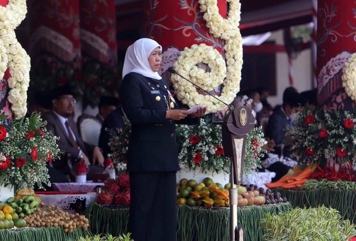 Gubernur Khofifah Indar Parawansa saat memimpin upacara HUT ke-77 Pemprov Jatim (Foto: Ni'am Kurniawan/jatimnow.com)