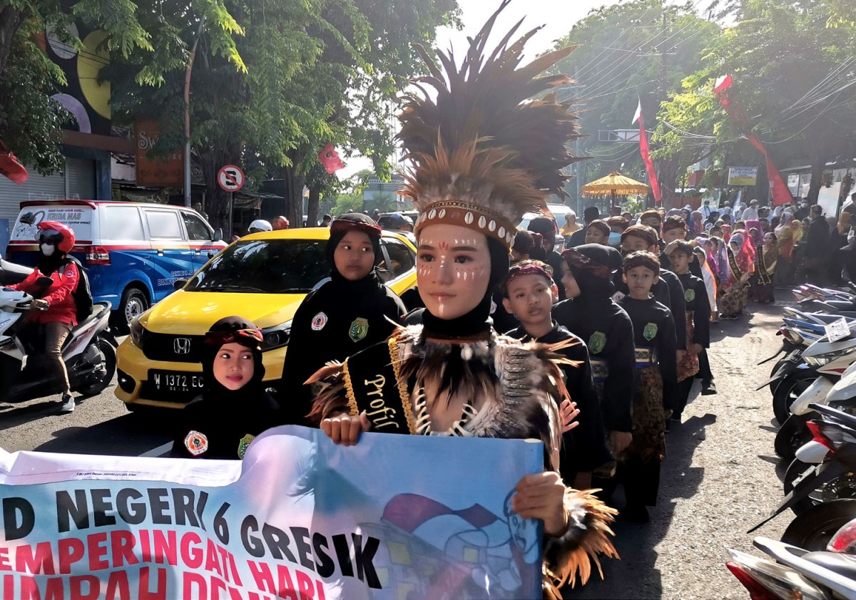 Peringati Hari Sumpah Pemuda, Pelajar SD di Gresik Kirab Budaya