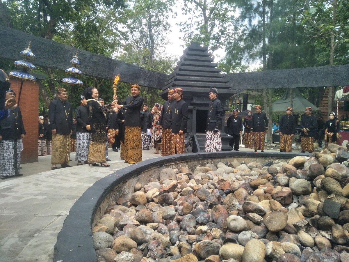 Bupati Bojonegoro Anna Mu'awanah memimpin prosesi pengambilan api abadi. (foto: Misbahul Munir/jatimnow.com)