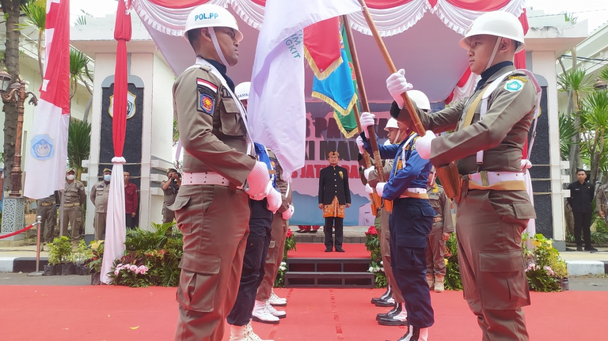 Prosesi penyerahan bendera Pataka Jer Basuki Mawa Beya dari Kabupaten Tuban ke Lamongan.(Foto : Adyad Ammy Iffansah/jatimnow.com)